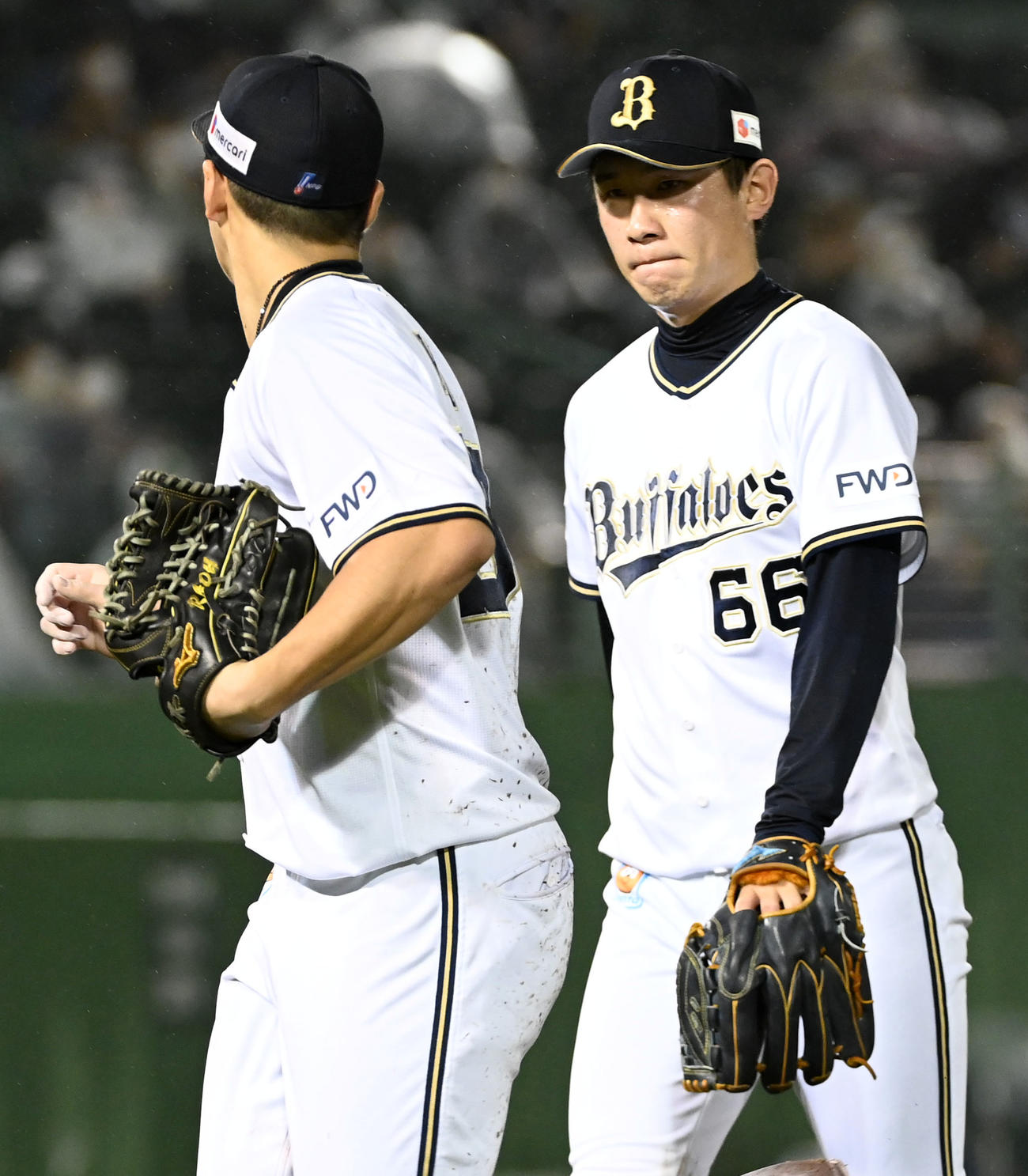 オリックス対ロッテ　8回、落球した来田（左）は吉田凌に声を掛ける（撮影・前岡正明）
