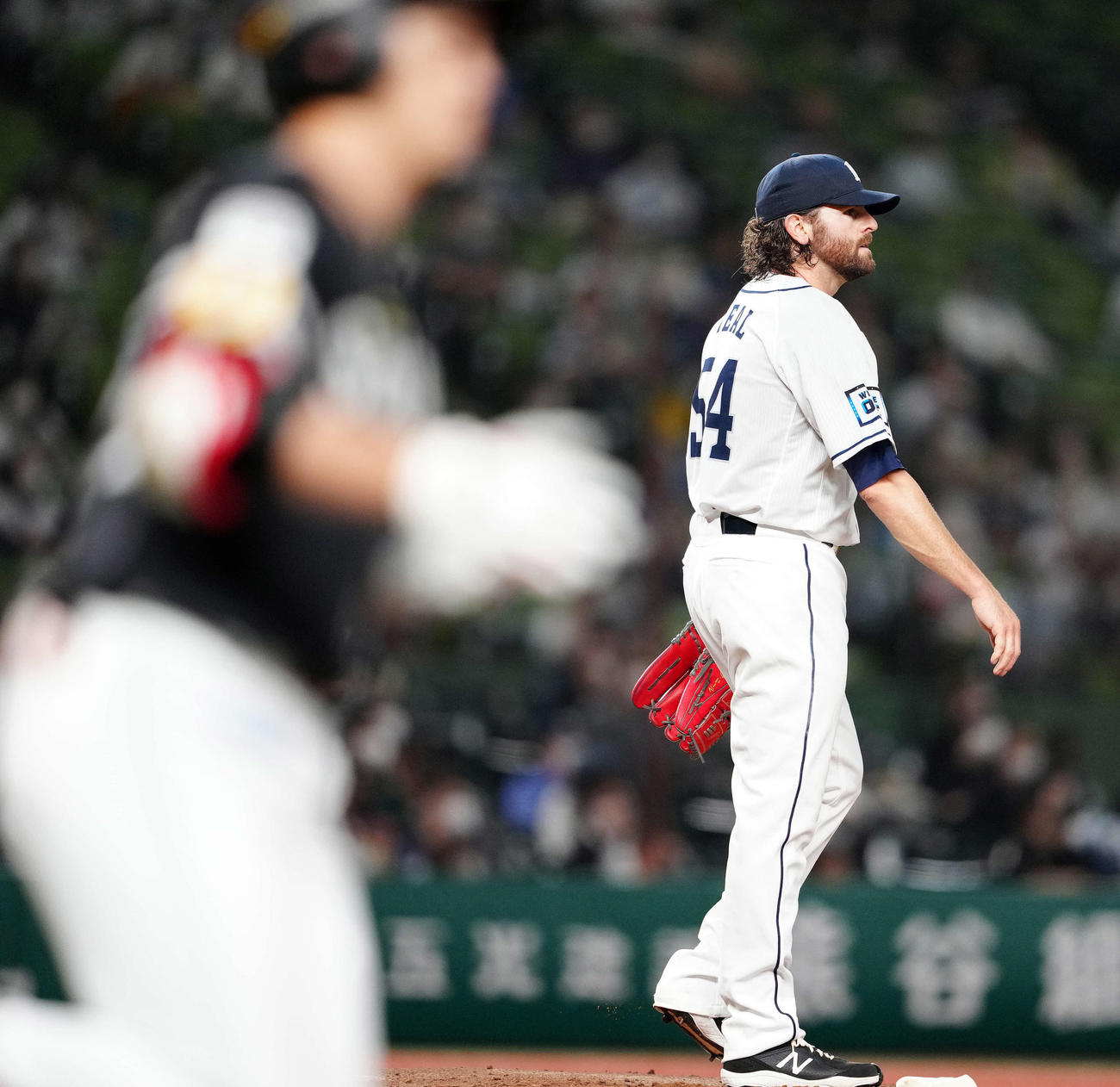西武対ソフトバンク　2回表ソフトバンク2死一、三塁、栗原（手前）に3点本塁打を浴びるニール（撮影・江口和貴）