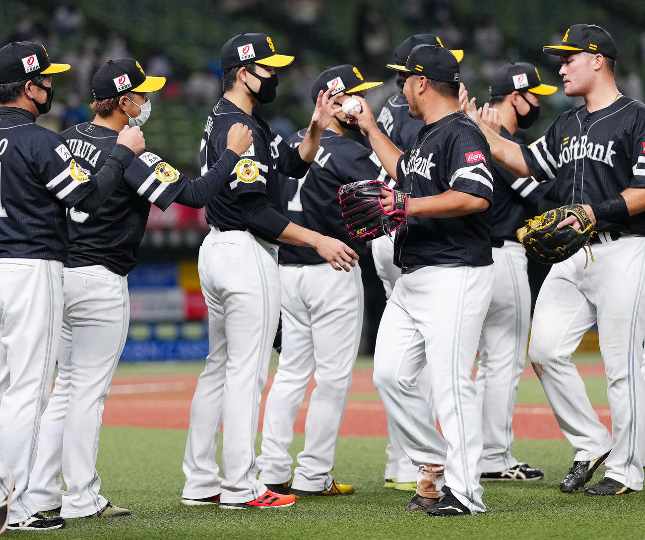西武対ソフトバンク　試合後、ソフトバンク3番手の森（中央右）から勝利球を受け取る先発の千賀（撮影・江口和貴）