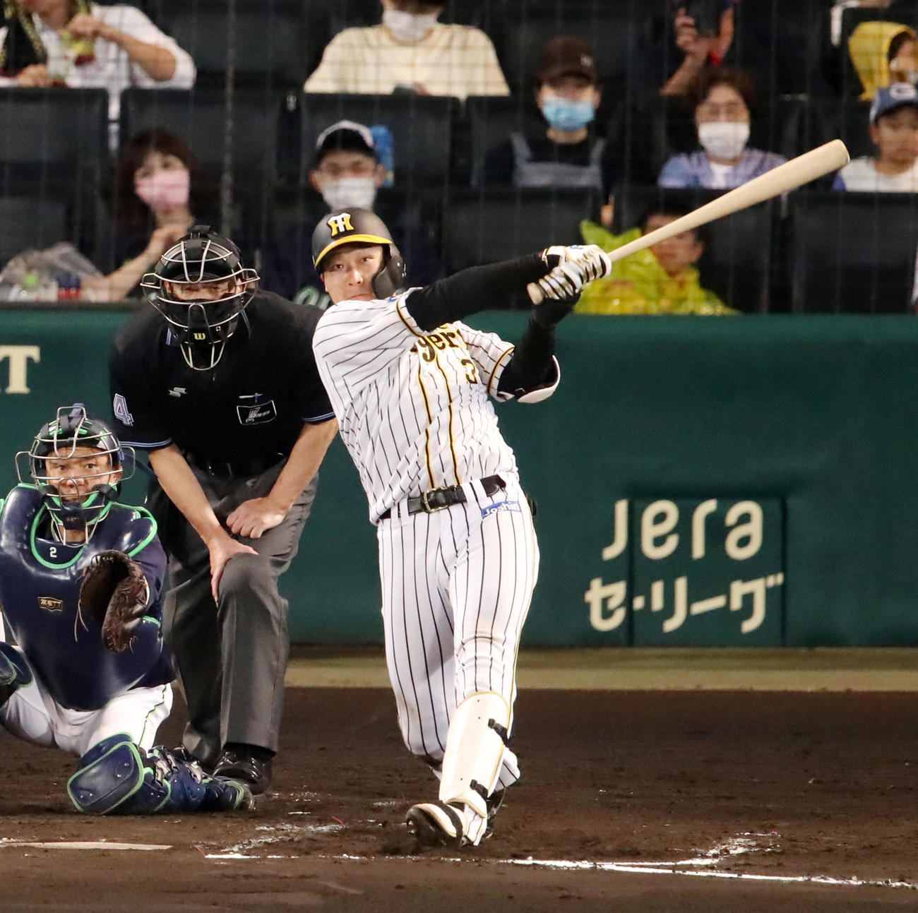 阪神対ヤクルト　6回裏阪神2死一塁、大山は左中間越え2点本塁打を放つ（撮影・加藤哉）