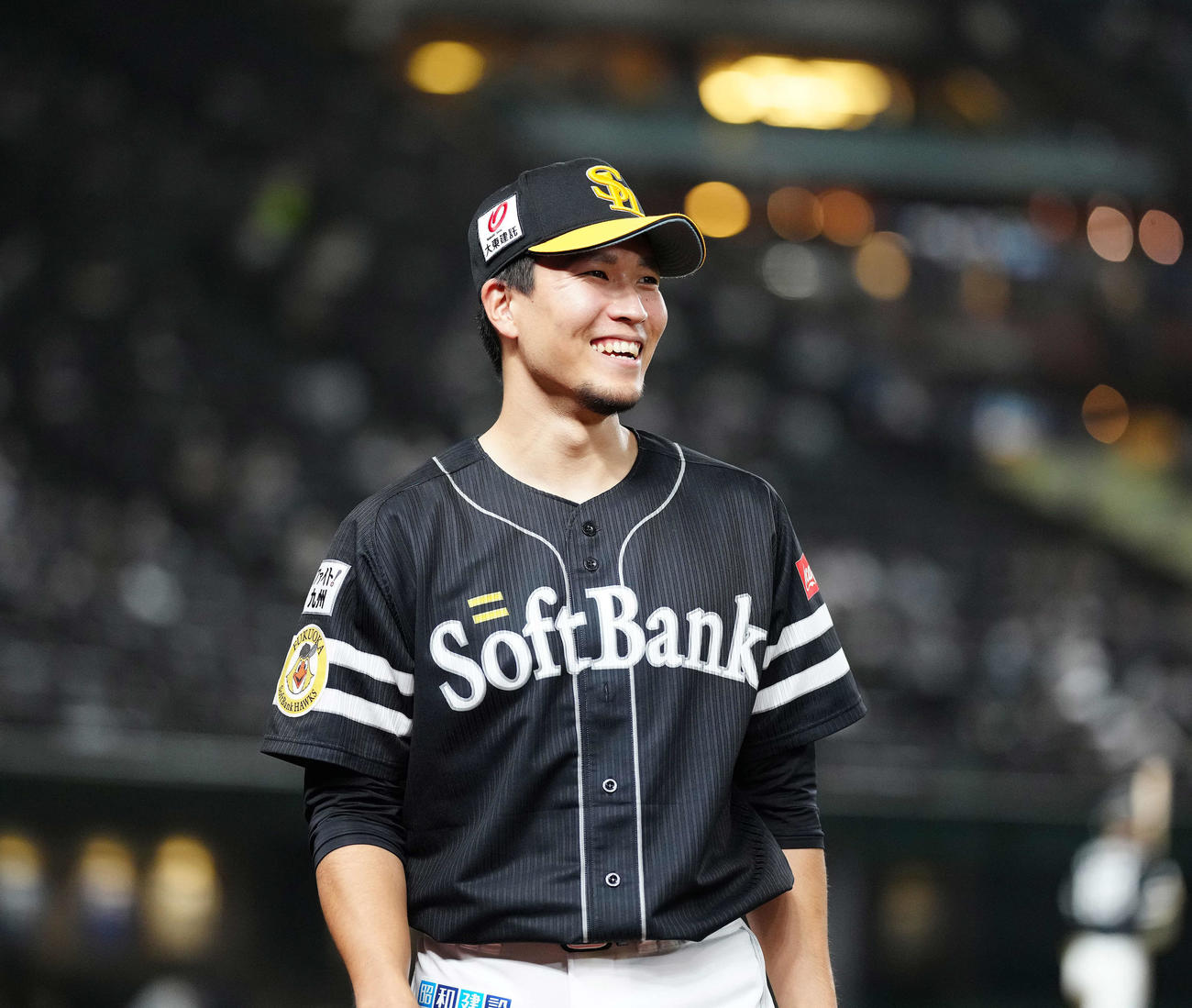 西武対ソフトバンク　3回表ソフトバンク2死二塁、牧原大の適時打で生還したリチャードに笑顔を見せた千賀（撮影・江口和貴）