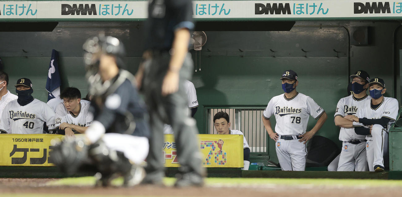 オリックス対ロッテ　9回裏オリックス2死、厳しい表情で攻撃を見つめる中嶋監督（右から3人目）らオリックスナイン（撮影・前田充）