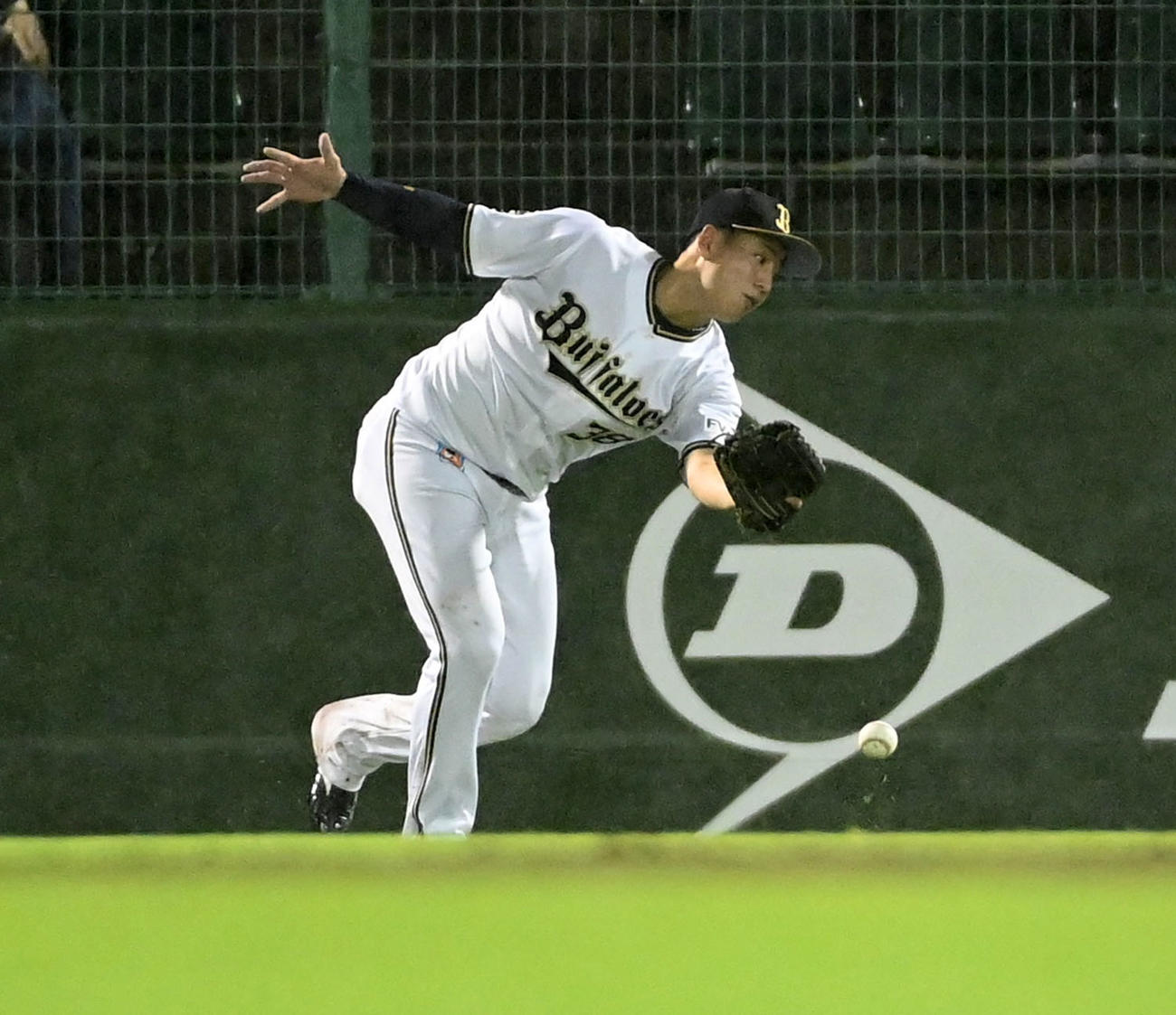 オリックス対ロッテ　8回表ロッテ1死、角中の打球を左翼の来田が捕球できず（撮影・前岡正明）
