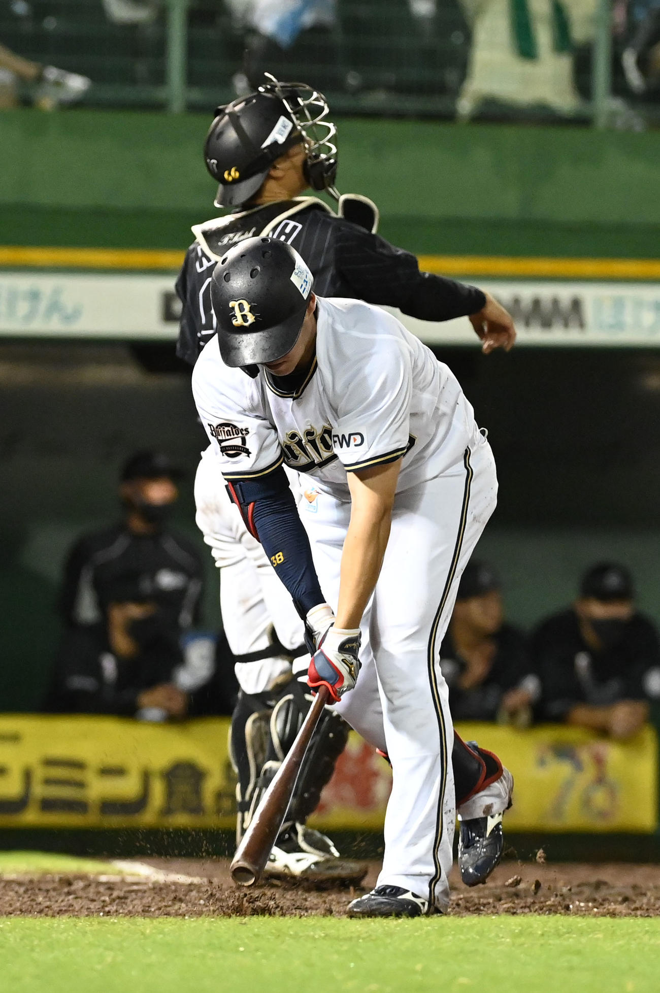 オリックス対ロッテ　9回裏オリックス無死、来田は三振に倒れバットをたたきつける（撮影・前岡正明）