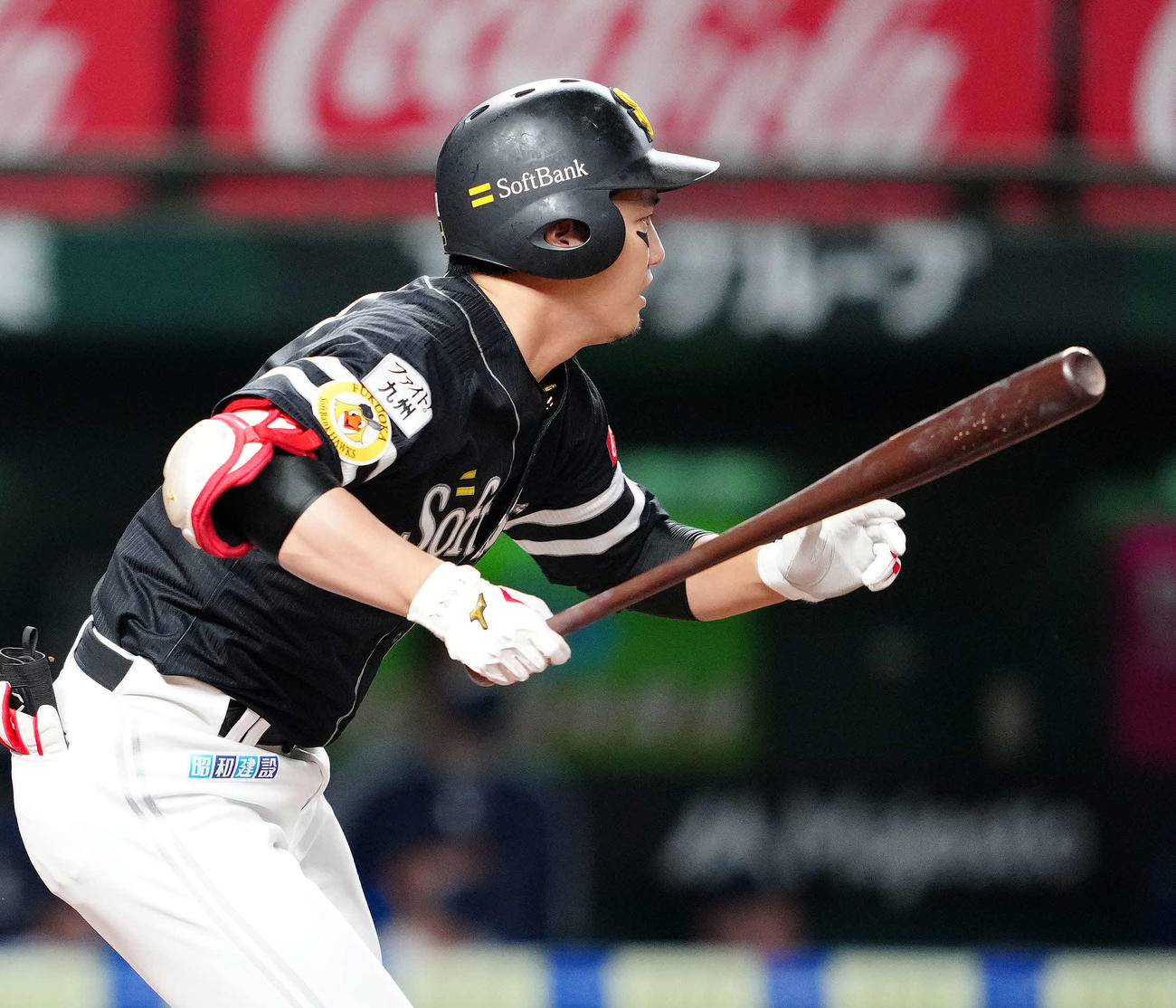 西武対ソフトバンク　1回表ソフトバンク1死一、三塁、左前に先制適時打を放つ栗原（撮影・江口和貴）