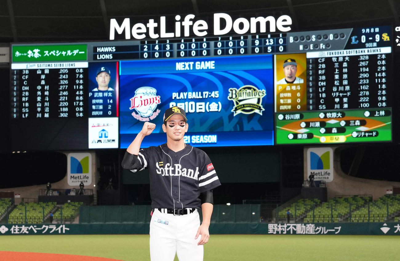 西武対ソフトバンク　試合後、ガッツポーズするソフトバンク栗原（撮影・江口和貴）