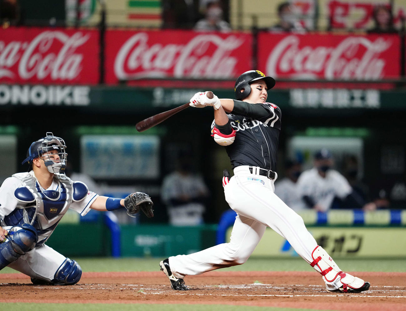 西武対ソフトバンク　2回表ソフトバンク2死一、三塁、右越え3点本塁打を放つ栗原（撮影・江口和貴）