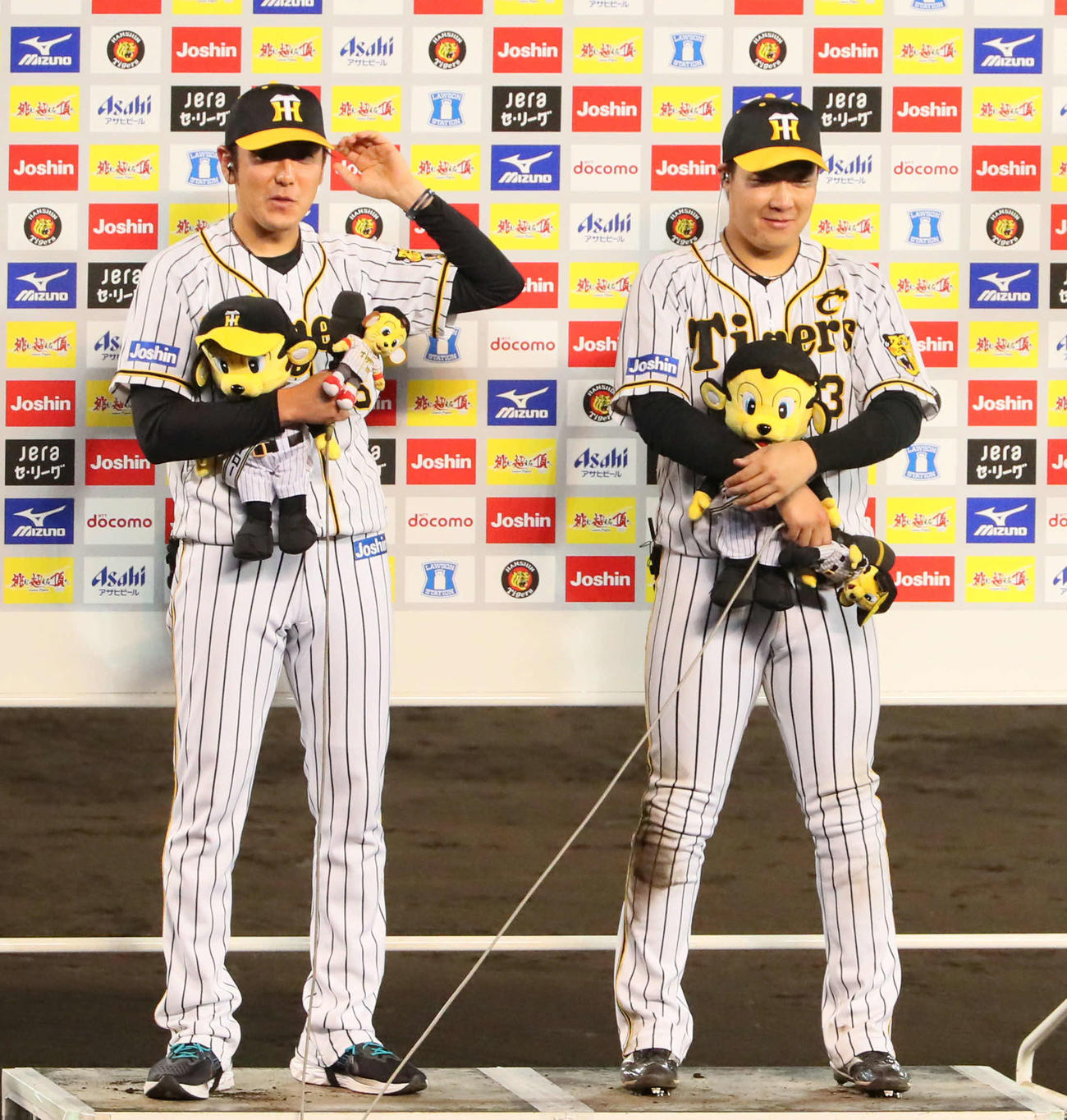 阪神対ヤクルト　初勝利を挙げた小川はお立ち台で、「一平ちゃんと呼んで下さい」とアピール。右は大山（撮影・宮崎幸一）