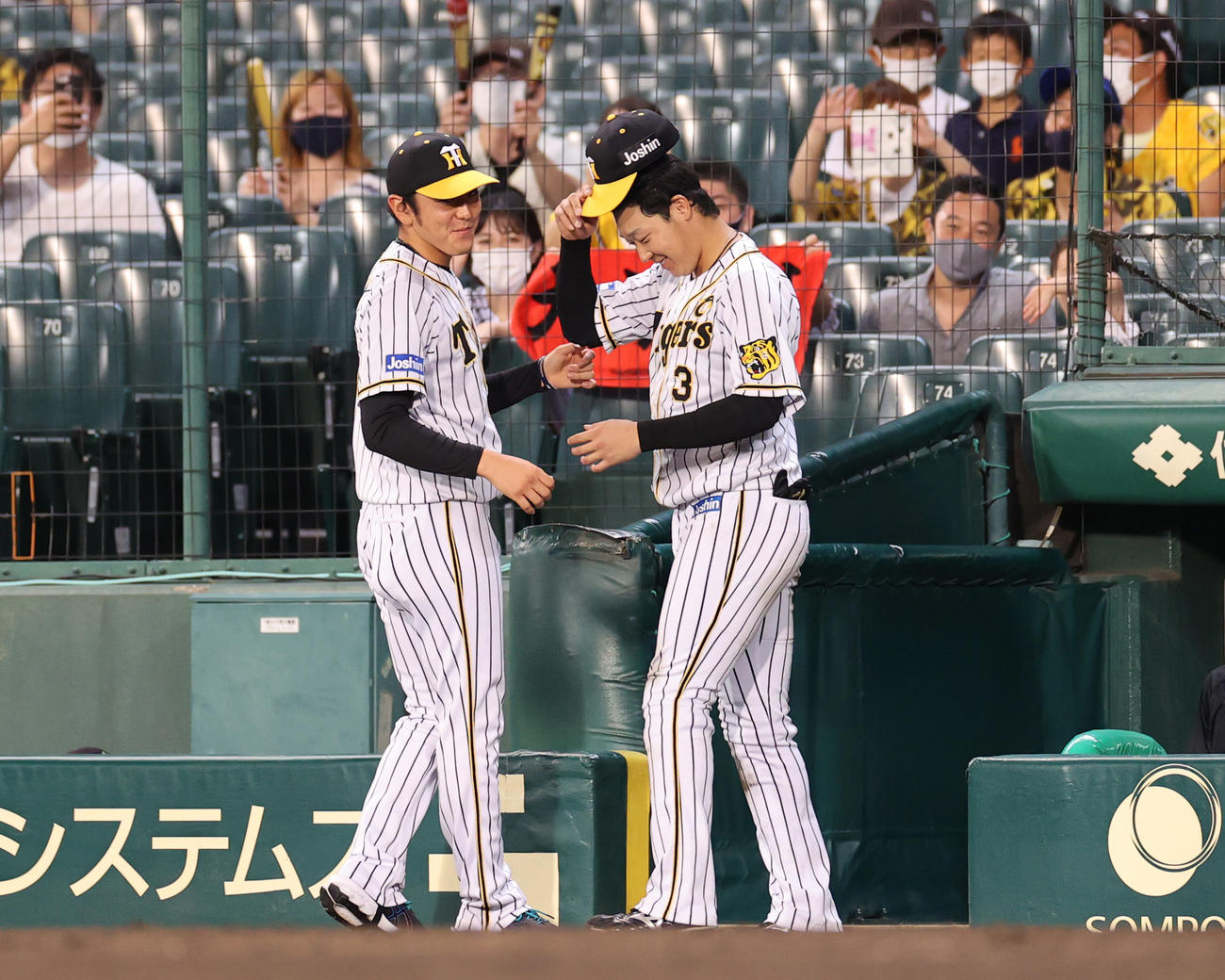 阪神対ヤクルト　試合後、ファンにあいさつする阪神小川（左）と大山（撮影・清水貴仁）