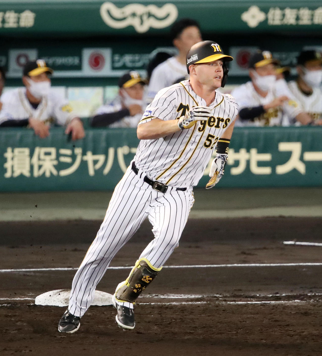 阪神対ヤクルト　2回裏阪神無死一塁、サンズは左線に二塁打を放つ（撮影・加藤哉）