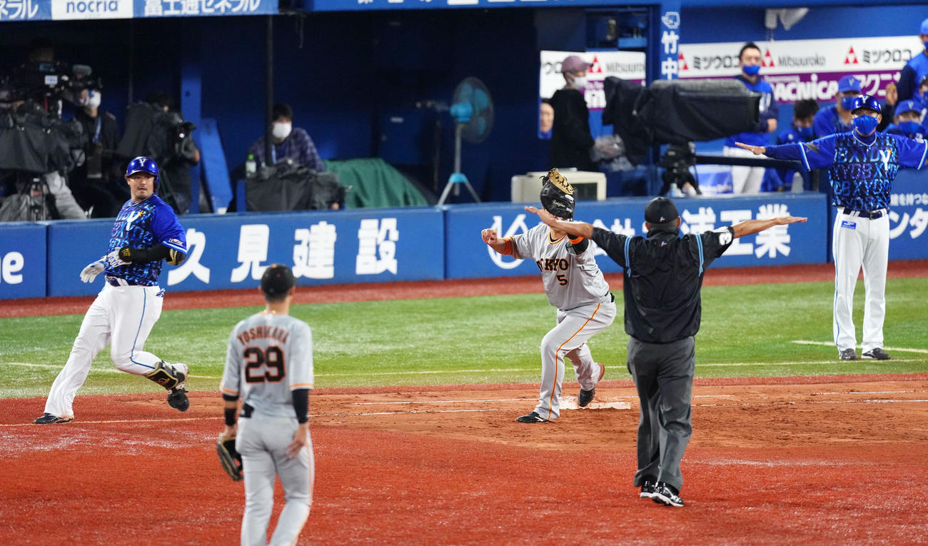 DeNA対巨人　5回裏DeNA1死満塁、宮崎は二ゴロに倒れるが併殺崩れで追加点を奪う（撮影・横山健太）