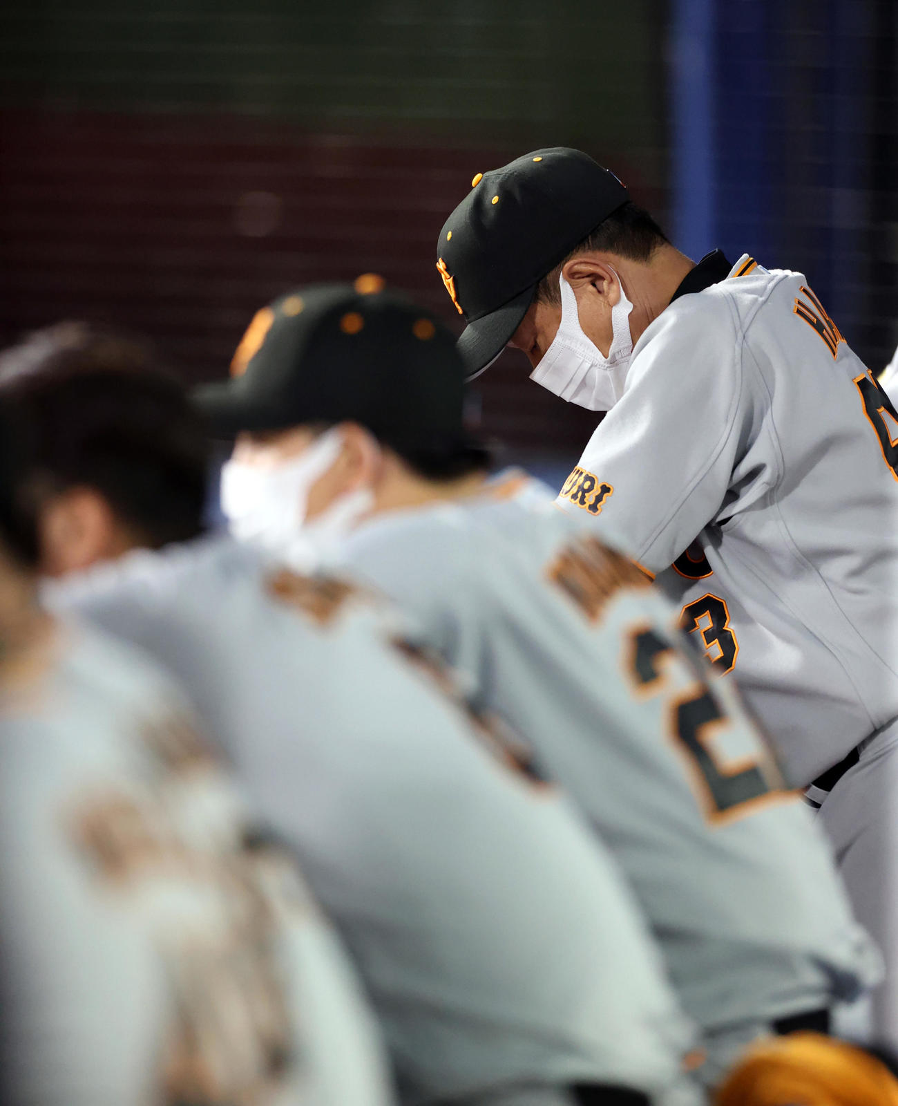 DeNA対巨人　9回表途中、ベンチにもたれながらうつむく原監督（右）（撮影・狩俣裕三）