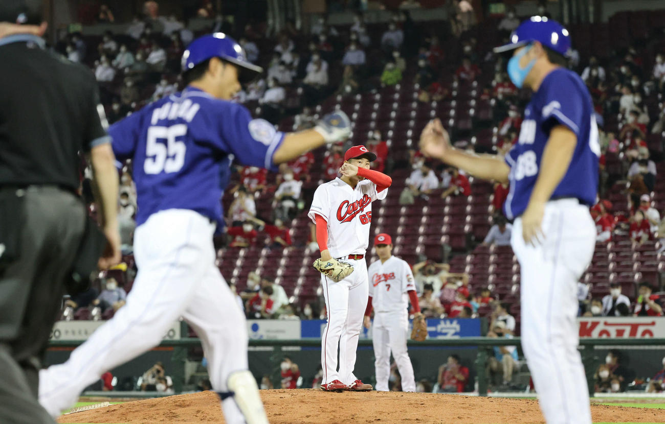 広島対中日　7回表中日1死一塁、代打の福田に勝ち越しの左越え2点本塁打を打たれた玉村（撮影・加藤孝規）