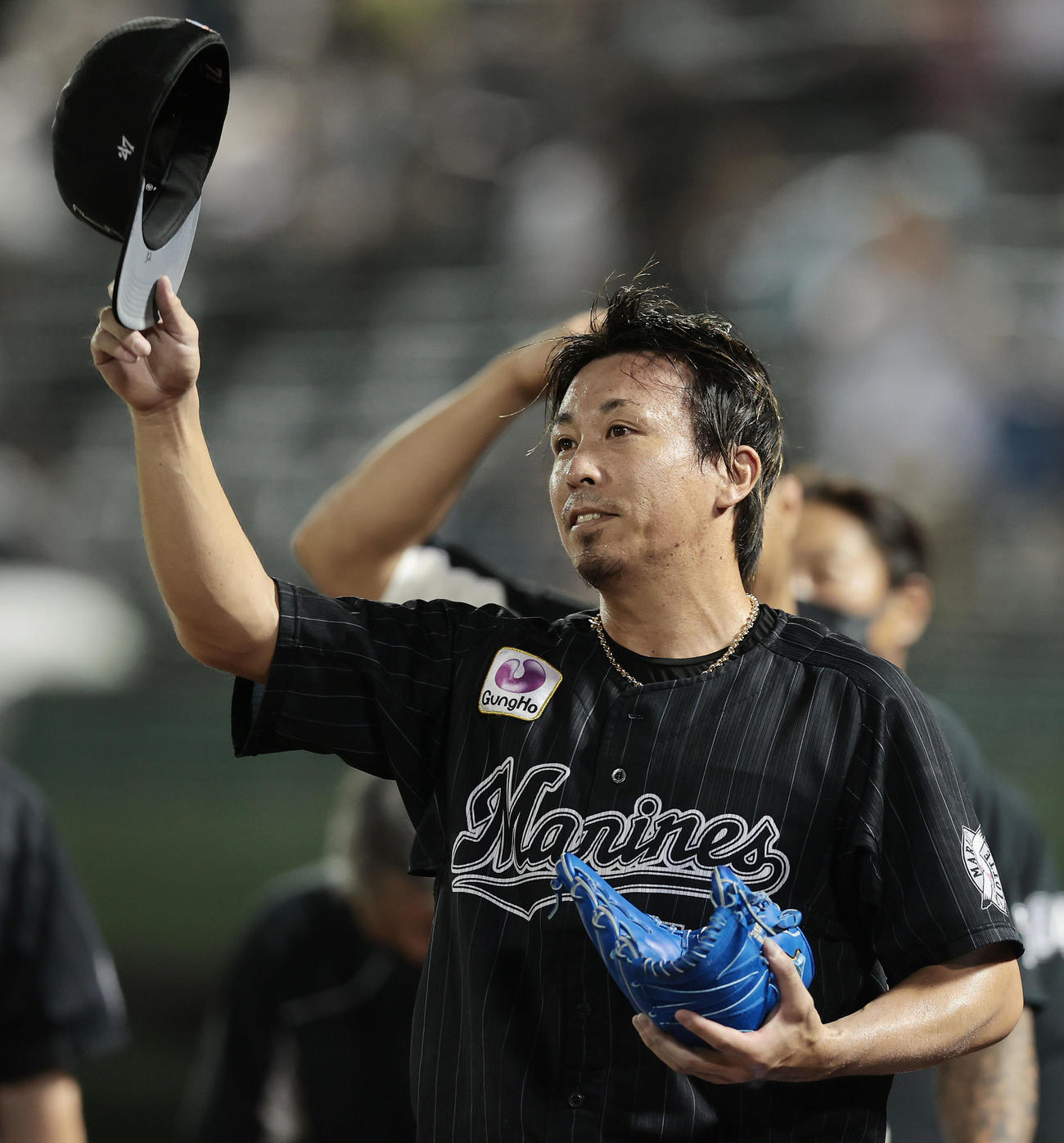 オリックス対ロッテ　通算150セーブを達成し、笑顔でファンの拍手に応えるロッテ益田（撮影・前田充）