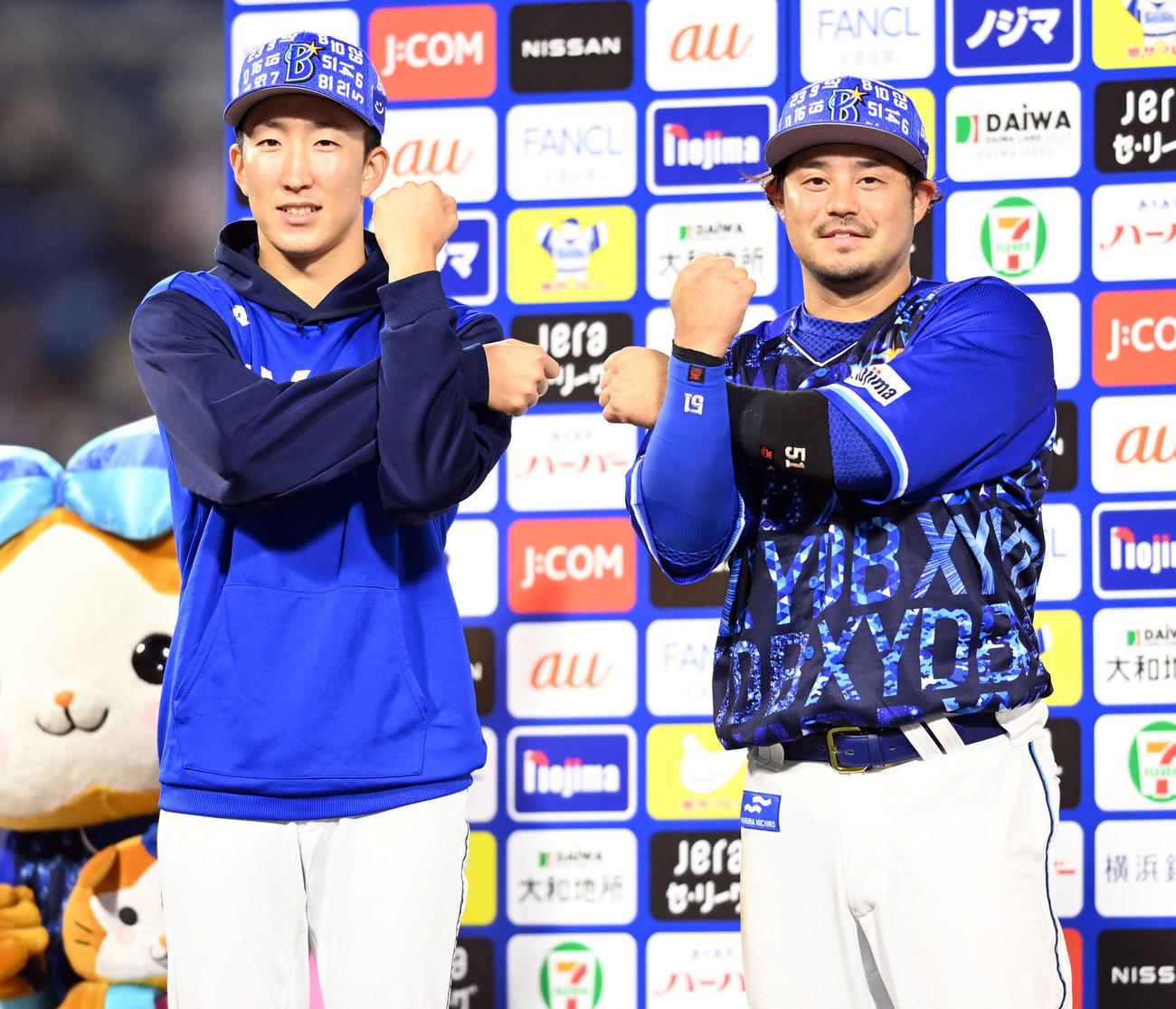 DeNA対巨人　お立ち台でポーズを決めるDeNA大貫（左）と宮崎（撮影・たえ見朱実）