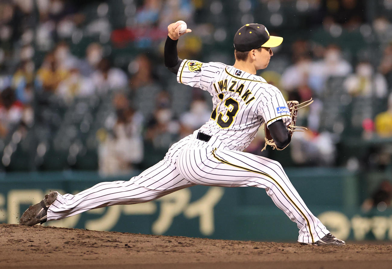 阪神対ヤクルト　8回に登板する阪神岩崎優（撮影・清水貴仁）
