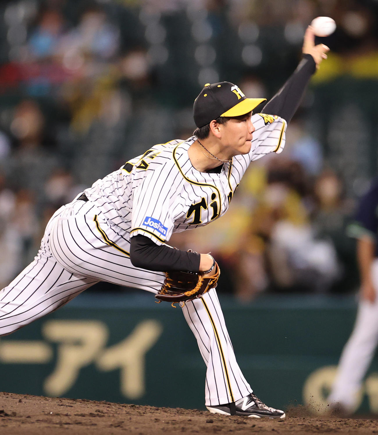 阪神対ヤクルト　7回に登板する阪神及川（撮影・清水貴仁）