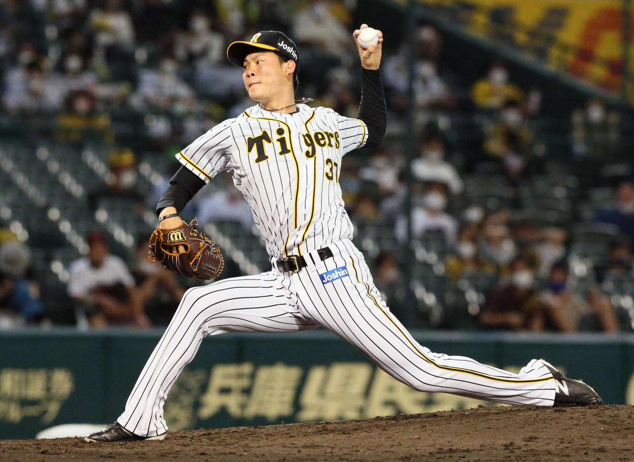 阪神対ヤクルト　7回、阪神3番手で登板する及川（撮影・上山淳一）
