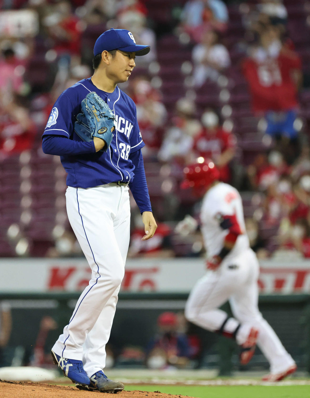 広島対中日　2回裏広島無死、鈴木誠に先制の左越え本塁打を打たれた松葉（撮影・加藤孝規）