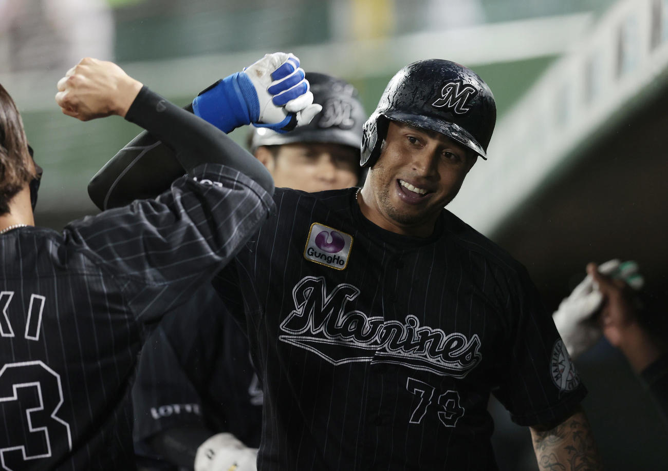 オリックス対ロッテ　8回表ロッテ1死一、二塁、右中間へ球団通算8000号となる勝ち越し3点本塁打を放ち、ナインに迎えられるマーティン（撮影・前田充）
