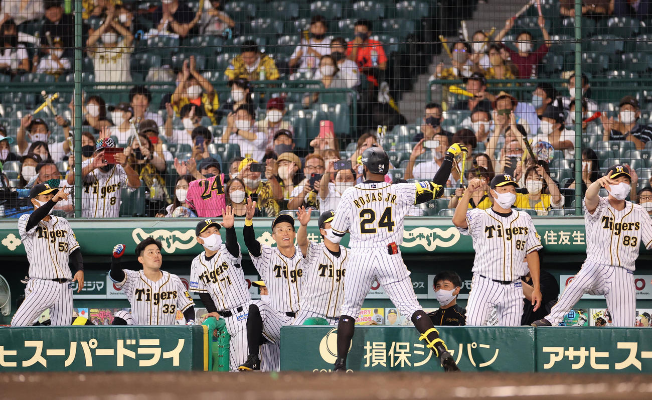 阪神対ヤクルト　5回裏阪神1死一塁、同点に追いつく中越え2点本塁打を放ち出迎えを受けるロハス（撮影・清水貴仁）