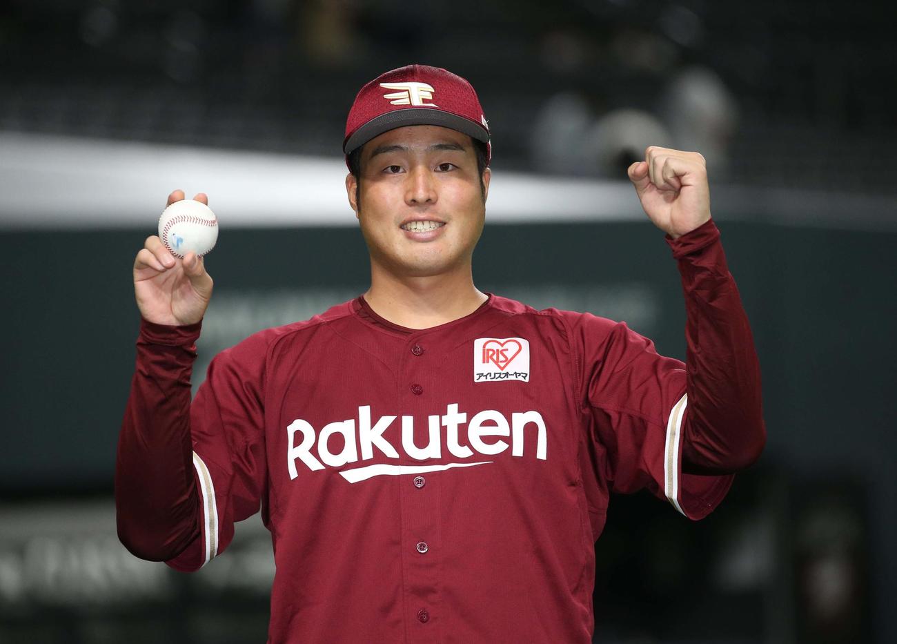 日本ハム対楽天　試合後、ガッツポーズの滝中（撮影・黒川智章）