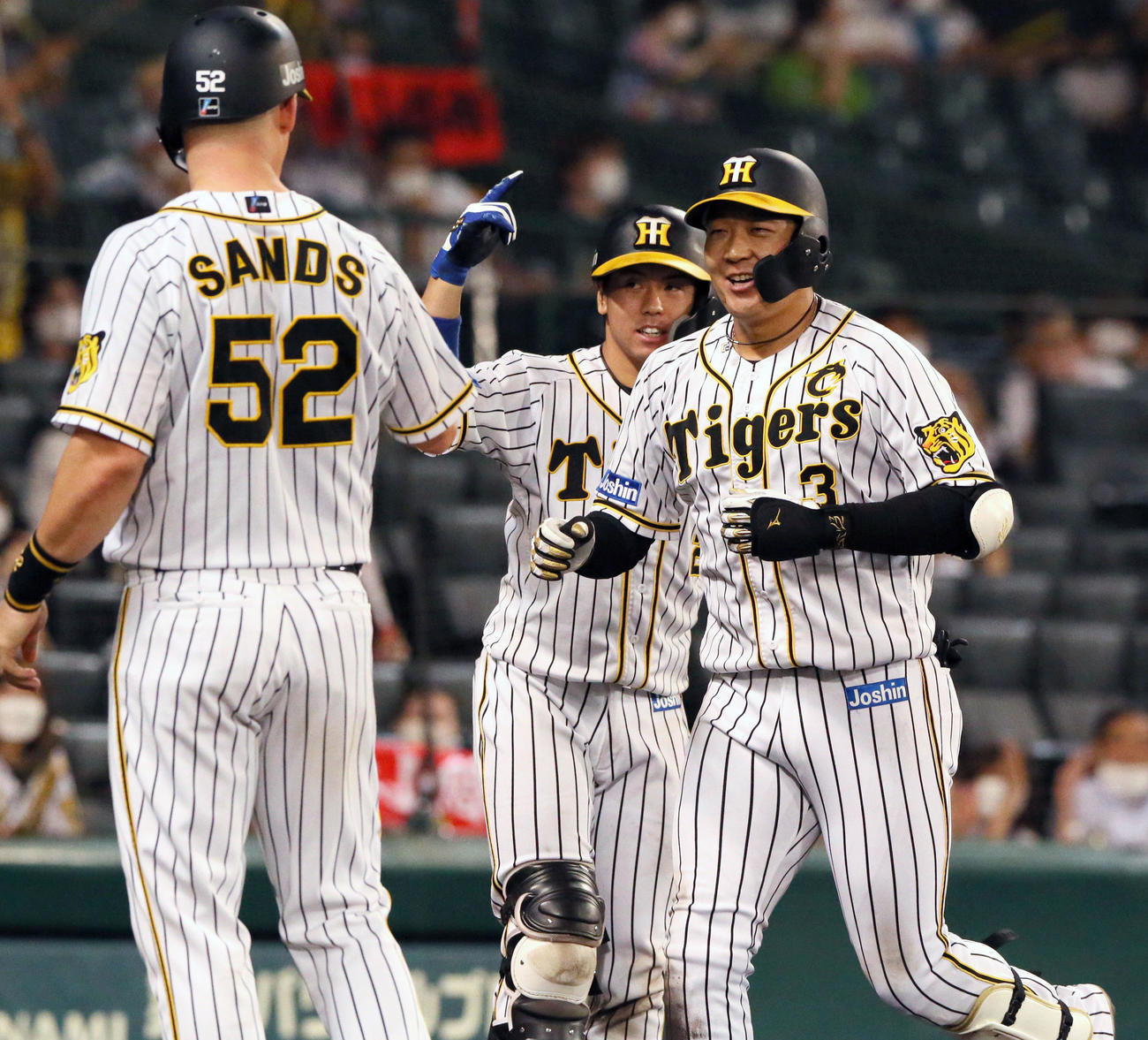 阪神対ヤクルト　6回裏阪神2死一塁、大山（右）は勝ち越し本塁打を放ちナインの祝福を受ける（撮影・上山淳一）