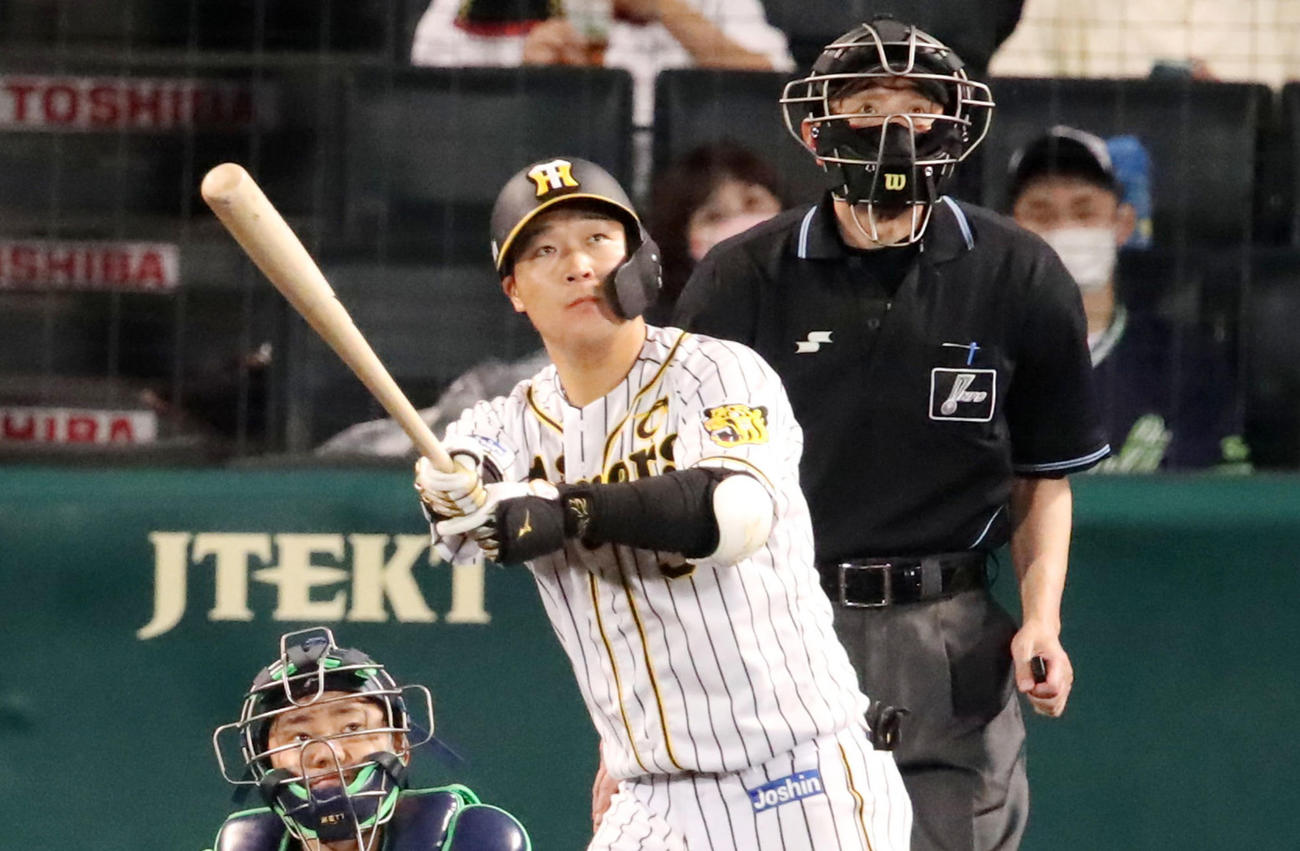 阪神対ヤクルト　6回裏阪神2死一塁、大山は左中間越えに勝ち越し2点本塁打を放つ（撮影・加藤哉）