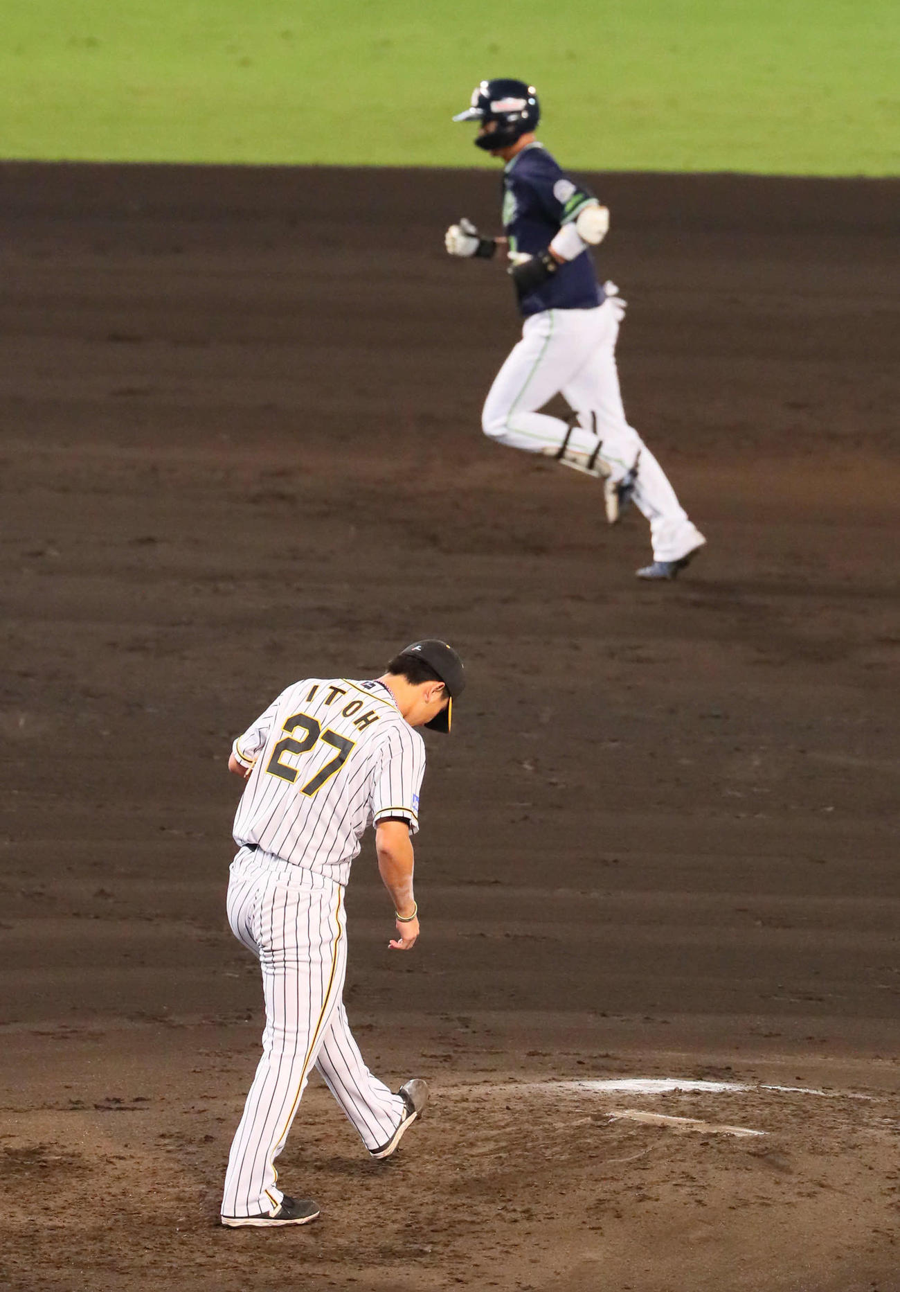 阪神対ヤクルト　3回表ヤクルト無死、伊藤将は山田に左越え本塁打を浴びる（撮影・宮崎幸一）