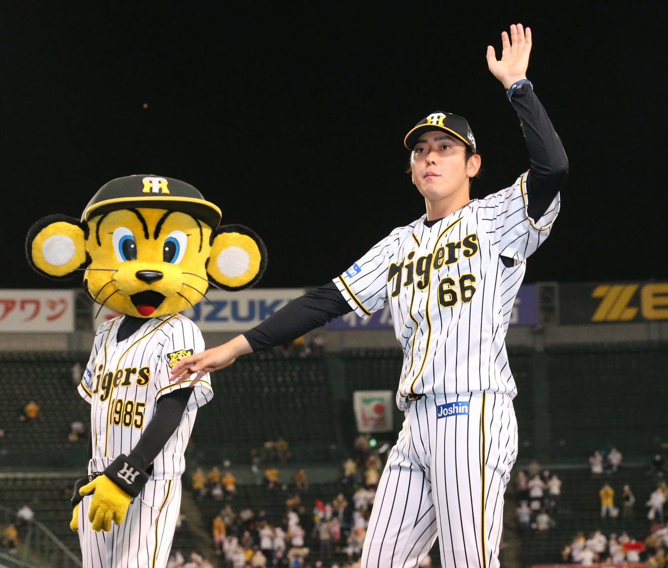 阪神対ヤクルト　プロ初勝利を挙げた小川はスタンドのファンに手を振る（撮影・上山淳一）