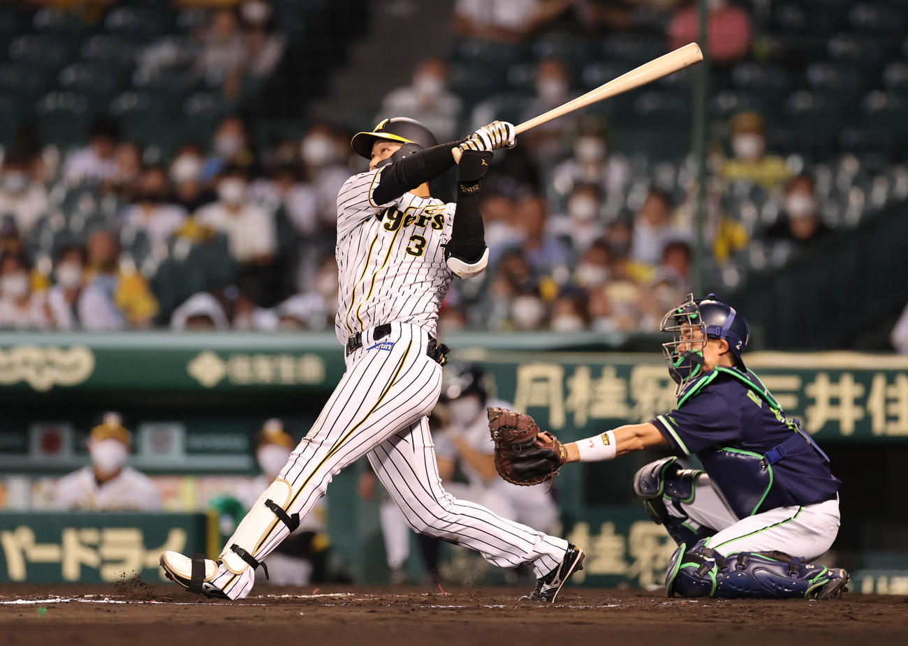 阪神対ヤクルト　6回裏阪神2死一塁、左越え2点本塁打を放つ大山（撮影・清水貴仁）