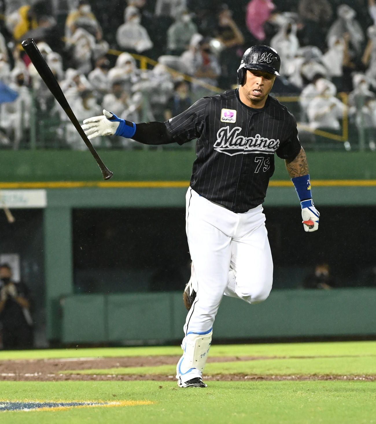 オリックス対ロッテ　8回表ロッテ1死一、二塁、マーティンは右中間に3点本塁打を放つ（撮影・前岡正明）