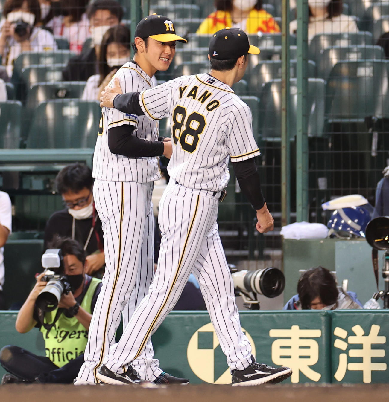 阪神対ヤクルト　プロ初勝利を挙げ矢野監督（右）と記念撮影を行う小川（撮影・清水貴仁）