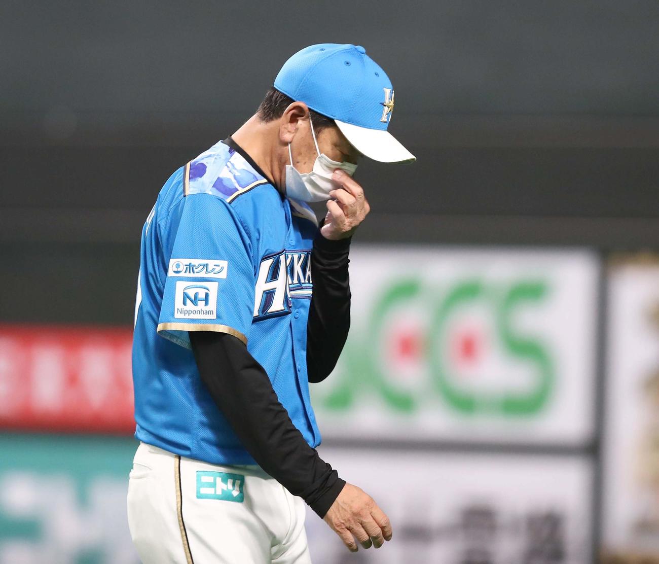日本ハム対楽天　渋い表情で選手交代を告げる栗山監督（撮影・黒川智章）