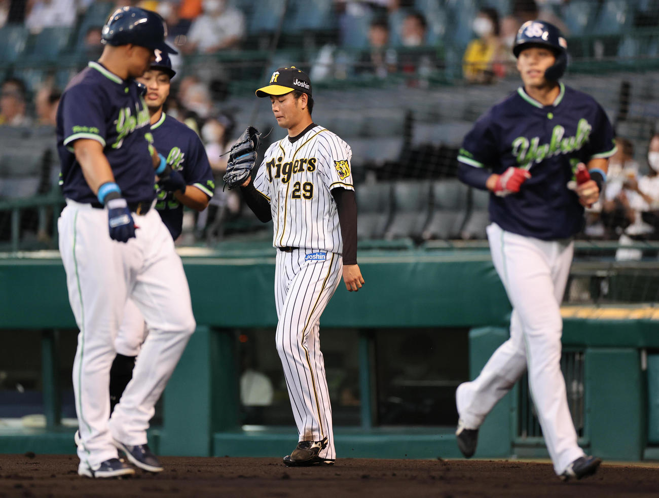 阪神対ヤクルト　1回表ヤクルト無死満塁、村上に先制2点適時打を打たれ、いきなり失点する阪神高橋（撮影・清水貴仁）