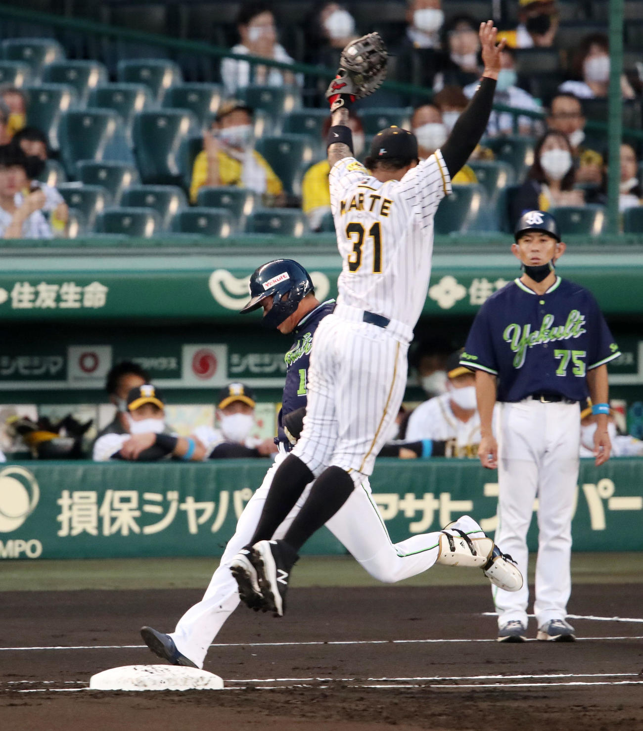阪神対ヤクルト　1回表ヤクルト無死一、二塁、大山は山田の打球を一塁へ悪送球しジャンプして捕球するマルテ（撮影・加藤哉）