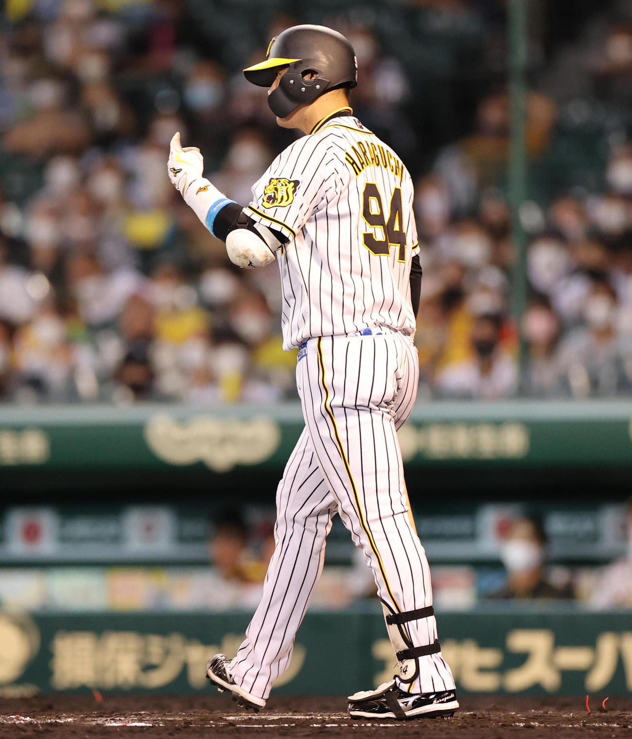 阪神対ヤクルト　6回裏阪神2死、2打席連続で死球を受けた原口はマウンドのヤクルト高橋に怒りをあらわにする（撮影・清水貴仁）