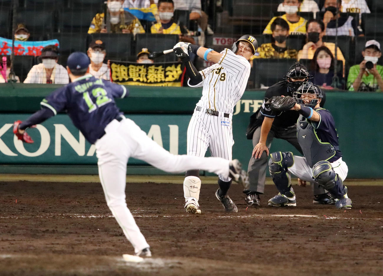 阪神対ヤクルト　9回裏阪神無死、佐藤輝は空振り三振に倒れる。投手は石山（撮影・加藤哉）