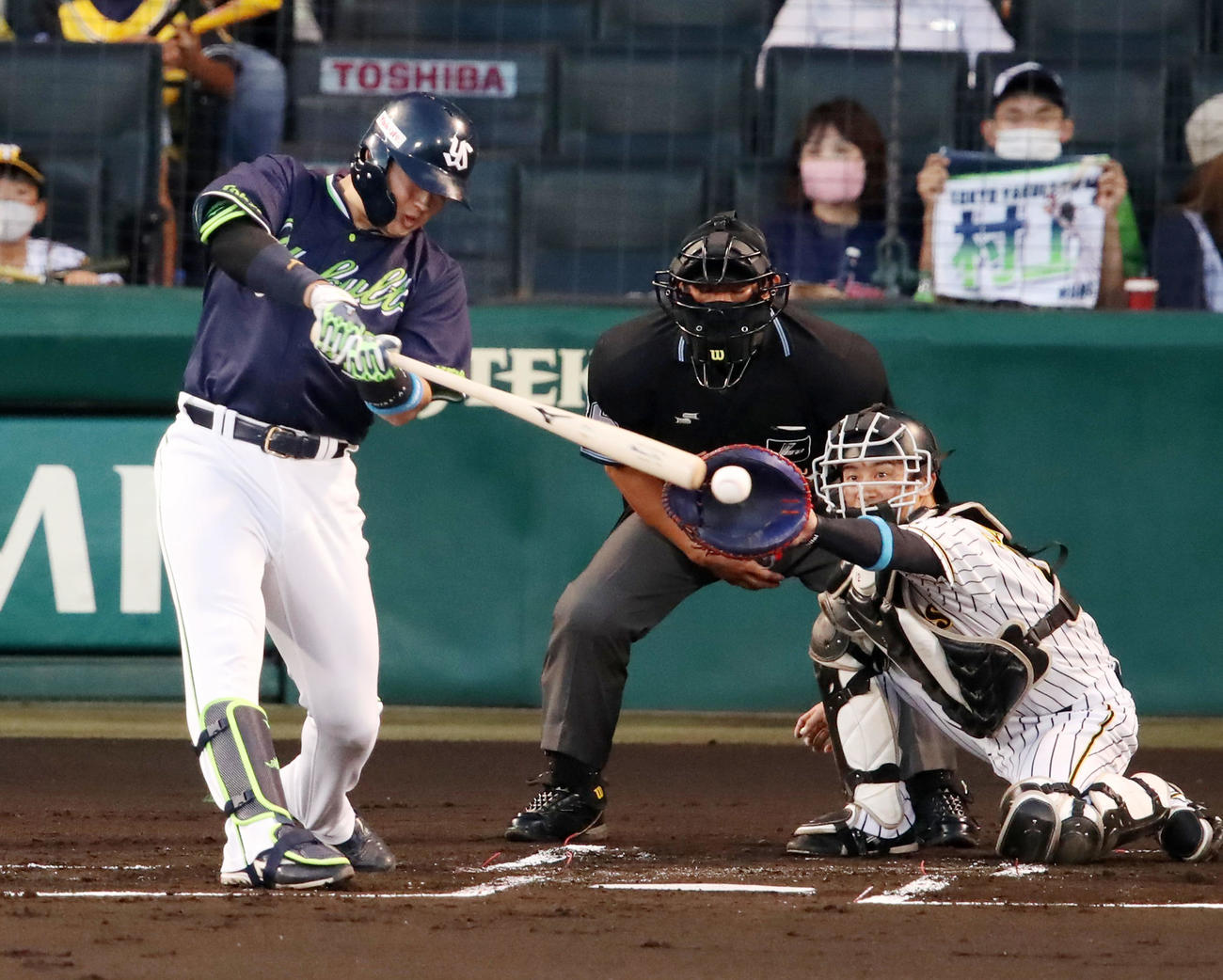 阪神対ヤクルト　1回表ヤクルト無死満塁、村上は左前適時打を放つ（撮影・加藤哉）