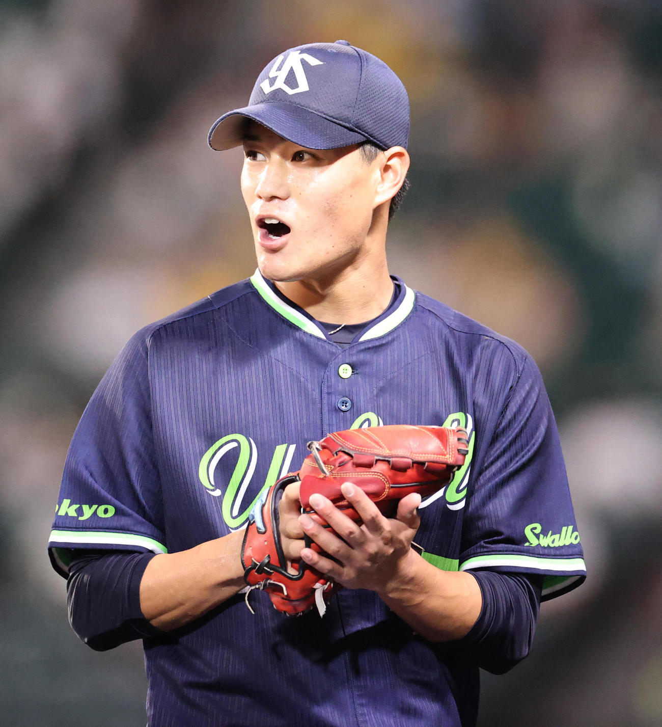 阪神対ヤクルト　3回も無失点に抑え野手に感謝するヤクルト高橋（撮影・清水貴仁）