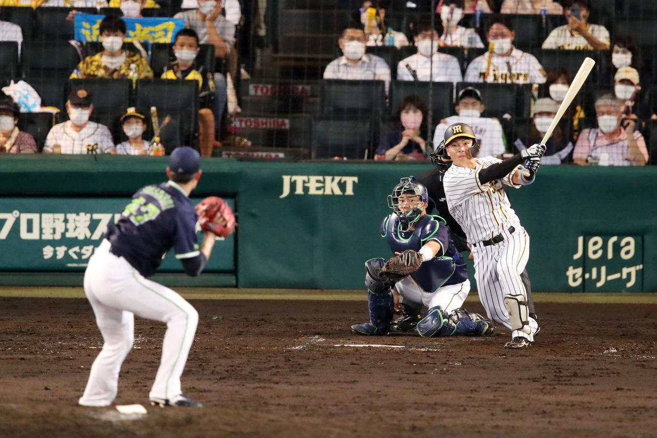 阪神対ヤクルト　4回裏阪神2死一、二塁、代打小野寺は左前適時打を放つ。投手は高橋（撮影・加藤哉）