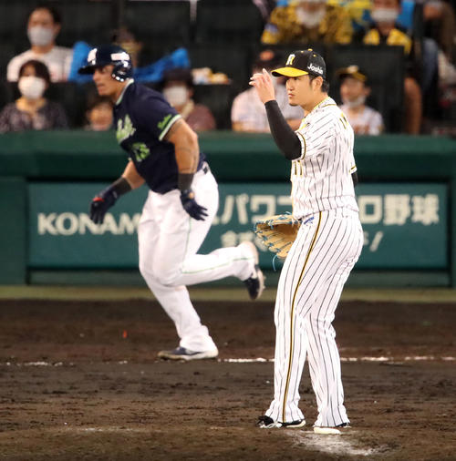 阪神対ヤクルト　6回表ヤクルト2死満塁、岩貞はオスナに右前適時打を打たれ失点（撮影・加藤哉）