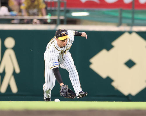 阪神対ヤクルト　1回表ヤクルト1死一、二塁、サンタナの打球に中堅手近本が前に出るもおよばず2点適時二塁打となる（撮影・清水貴仁）