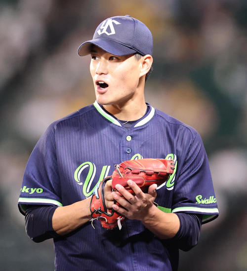 阪神対ヤクルト　3回も無失点に抑え野手に感謝するヤクルト高橋（撮影・清水貴仁）