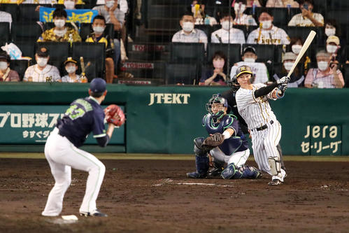 阪神対ヤクルト　4回裏阪神2死一、二塁、代打小野寺は左前適時打を放つ。投手は高橋（撮影・加藤哉）