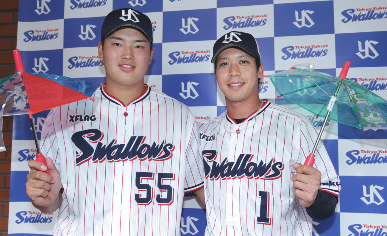 ヤクルト村上宗隆（左）と山田哲人（2019年6月24日撮影）