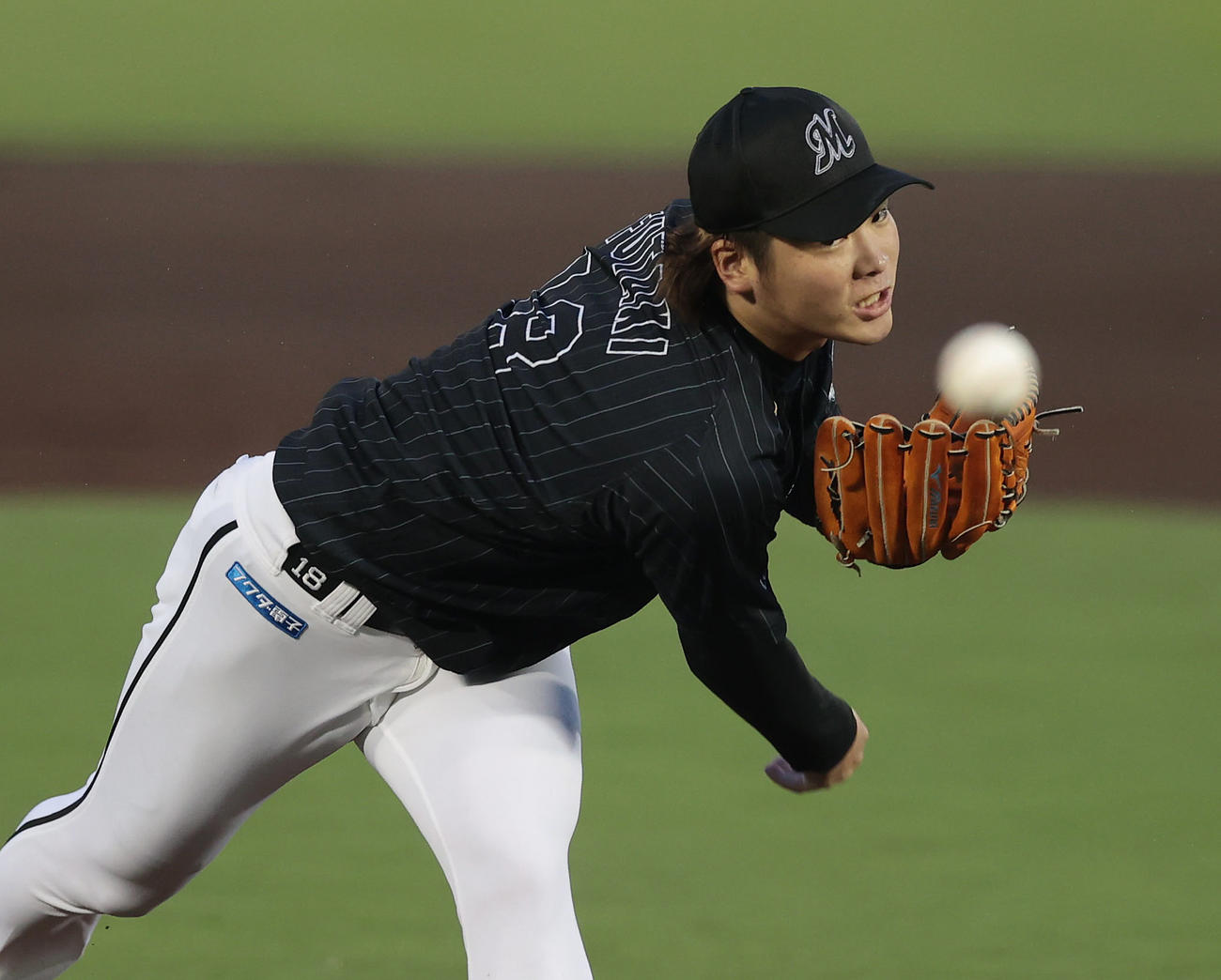オリックス対ロッテ　力投するロッテ先発の二木（撮影・前田充）