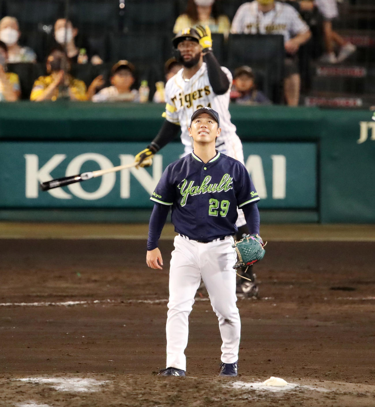 阪神対ヤクルト　5回裏阪神1死一塁、小川はロハスに中越え2点本塁打を被弾（撮影・加藤哉）