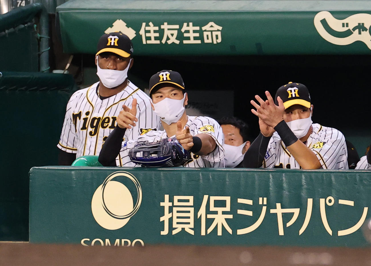 阪神対ヤクルト　2回裏阪神無死二、三塁、四球を選んだ大山を指さす佐藤輝（中央）（撮影・清水貴仁）