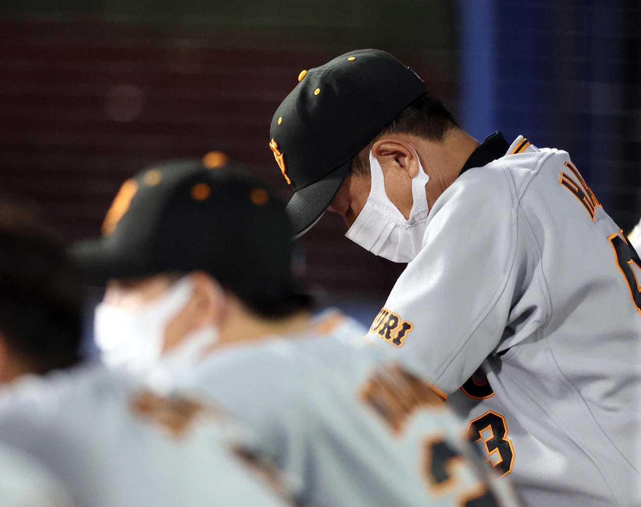 DeNA対巨人　9回表途中、ベンチにもたれながらうつむく原監督（右）（撮影・狩俣裕三）